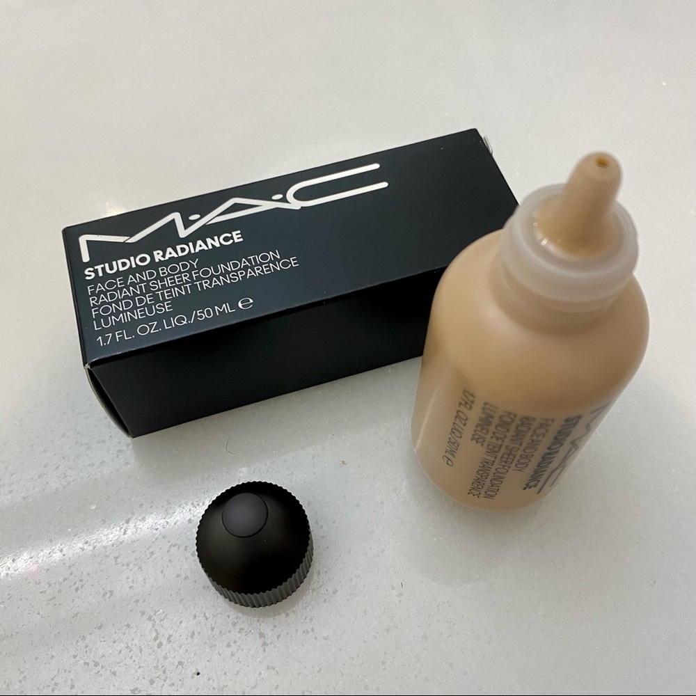 MAC STUDIO RADIANCE FACE & BODY FOUNDATION - Picture 4 of 8